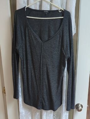 George Long-Sleeve V-Neck Top in Charcoal Gray
